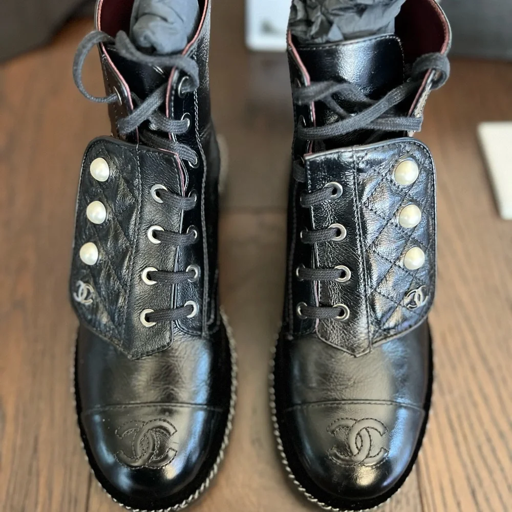100% Authentic CHANEL calfskin velvet pearl combat boots - Picture 6 of 9